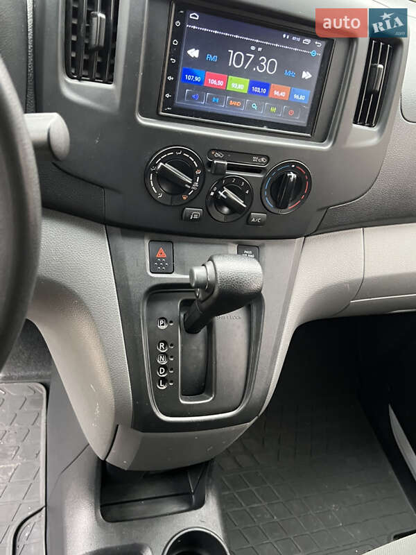 Вантажний фургон Nissan NV200 2017 в Дніпрі