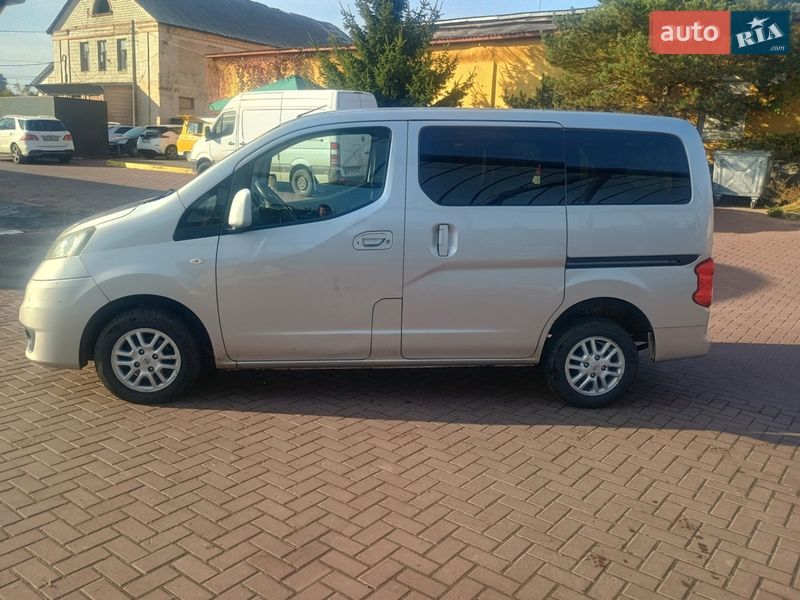 Nissan NV200 2011