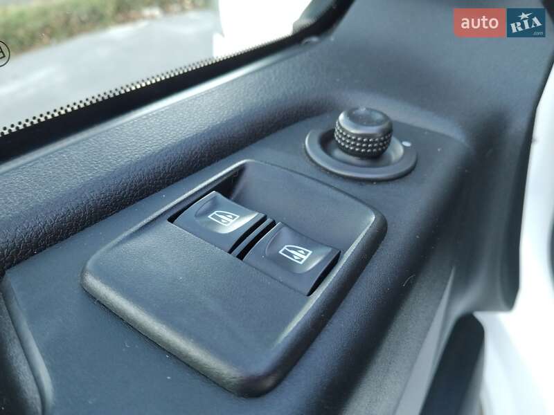 Мінівен Nissan NV300 2017 в Володимирі