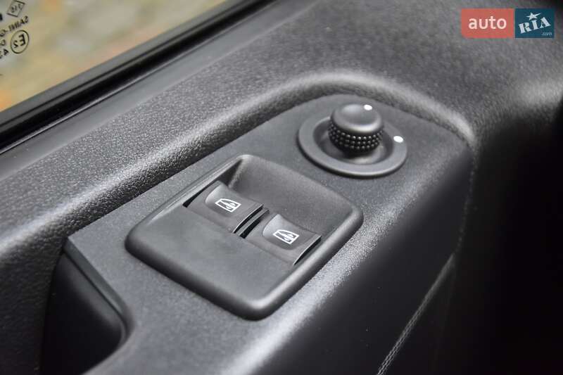 Вантажний фургон Nissan NV300 2021 в Львові