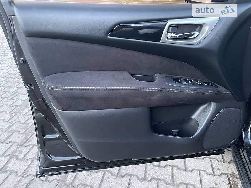 Nissan Pathfinder se