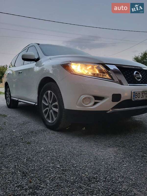 Позашляховик / Кросовер Nissan Pathfinder 2015 в Чорткові