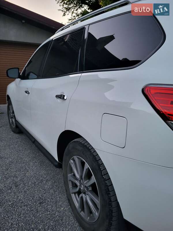 Позашляховик / Кросовер Nissan Pathfinder 2015 в Чорткові