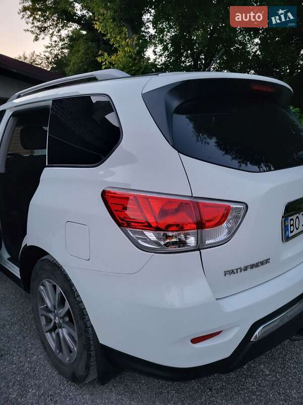Позашляховик / Кросовер Nissan Pathfinder 2015 в Чорткові