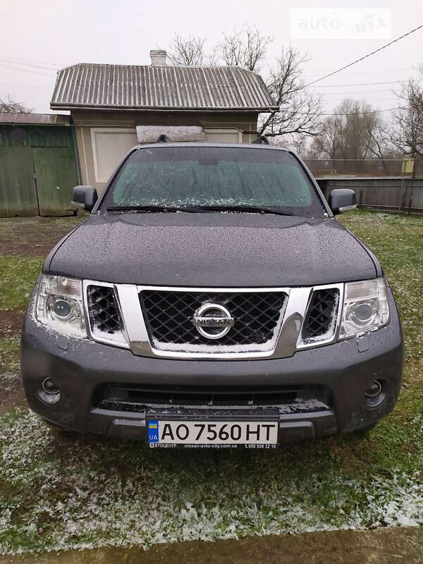 Внедорожник / Кроссовер Nissan Pathfinder 2011 в Черновцах