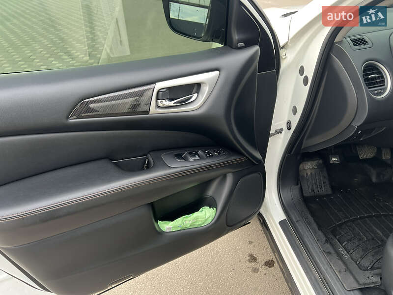 Позашляховик / Кросовер Nissan Pathfinder 2019 в Полтаві