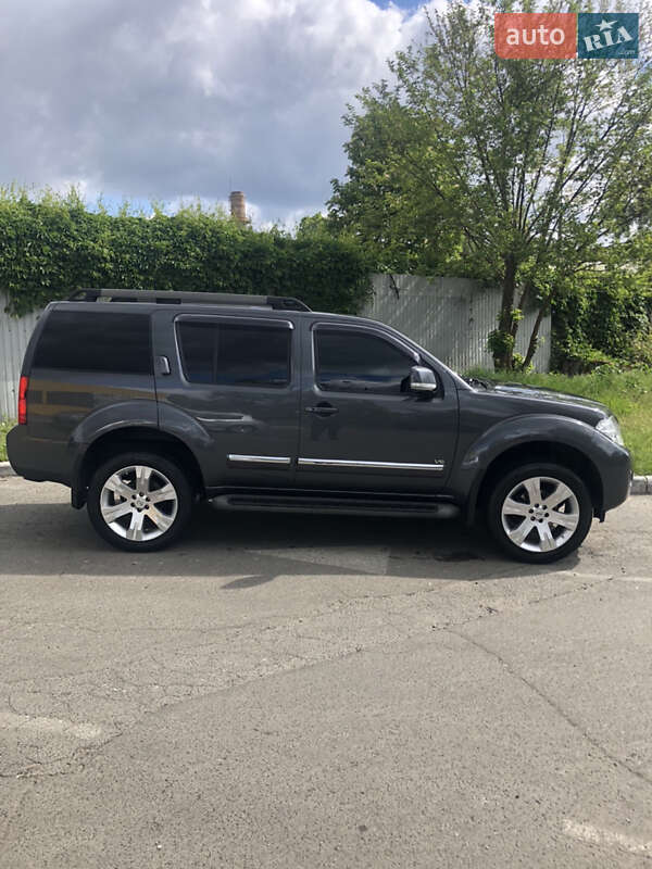 Позашляховик / Кросовер Nissan Pathfinder 2011 в Києві