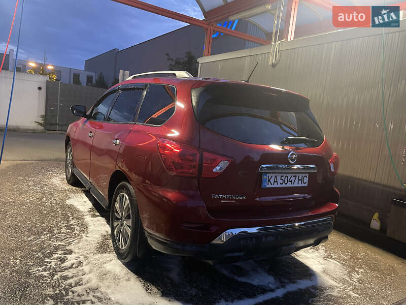 Внедорожник / Кроссовер Nissan Pathfinder 2017 в Киеве