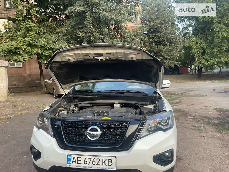 Внедорожник / Кроссовер Nissan Pathfinder 2016 в Кривом Роге