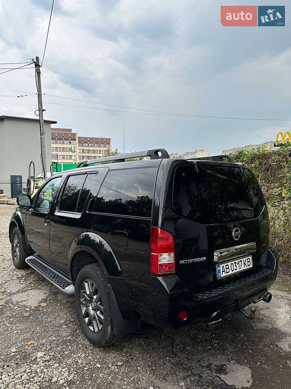 Внедорожник / Кроссовер Nissan Pathfinder 2011 в Черновцах