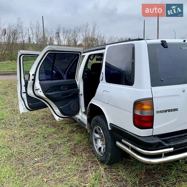 Позашляховик / Кросовер Nissan Pathfinder 1996 в Одесі