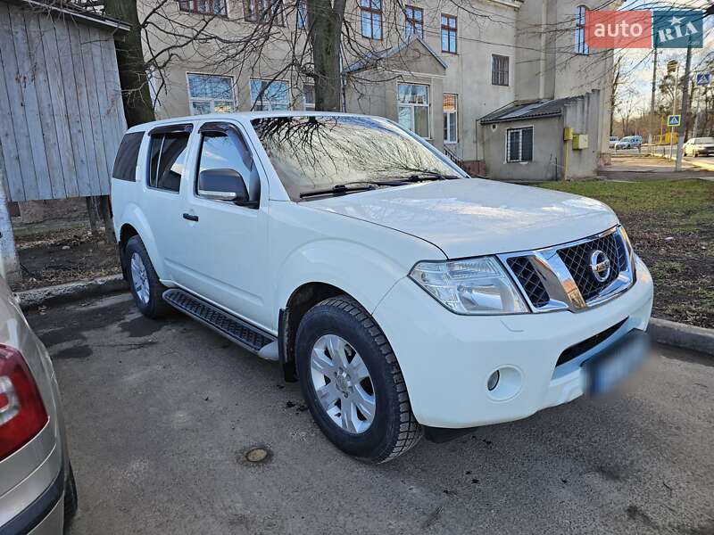 Внедорожник / Кроссовер Nissan Pathfinder 2011 в Черновцах