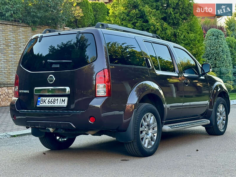 Внедорожник / Кроссовер Nissan Pathfinder 2011 в Ровно