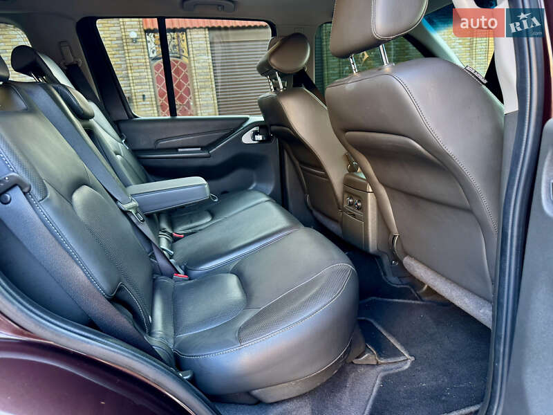 Внедорожник / Кроссовер Nissan Pathfinder 2011 в Ровно