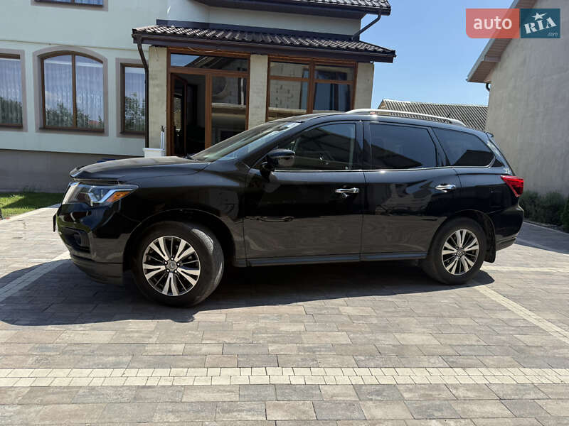 Позашляховик / Кросовер Nissan Pathfinder 2018 в Жовкві