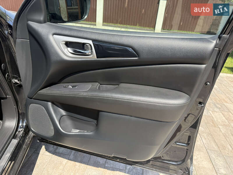 Позашляховик / Кросовер Nissan Pathfinder 2018 в Жовкві