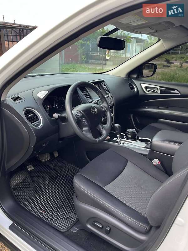Позашляховик / Кросовер Nissan Pathfinder 2017 в Олександрії