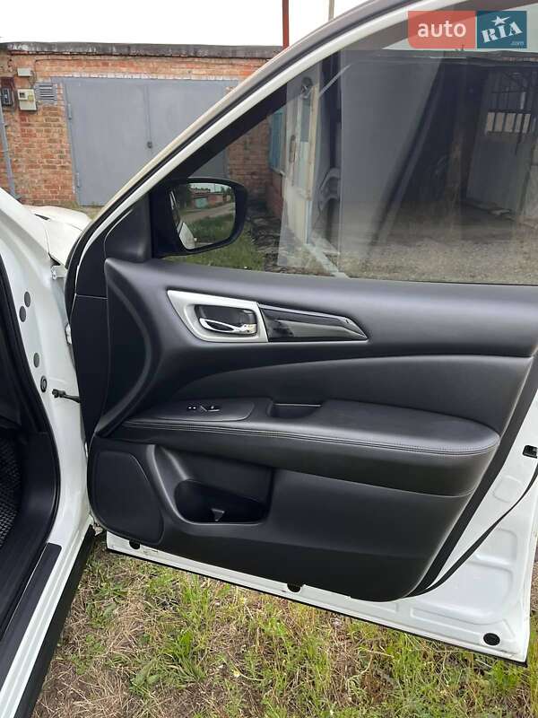 Позашляховик / Кросовер Nissan Pathfinder 2017 в Олександрії