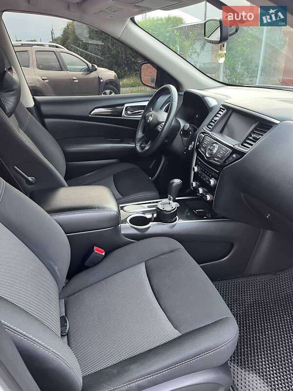 Позашляховик / Кросовер Nissan Pathfinder 2017 в Олександрії