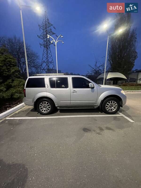 Позашляховик / Кросовер Nissan Pathfinder 2012 в Києві