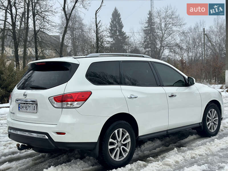 Внедорожник / Кроссовер Nissan Pathfinder 2015 в Черновцах