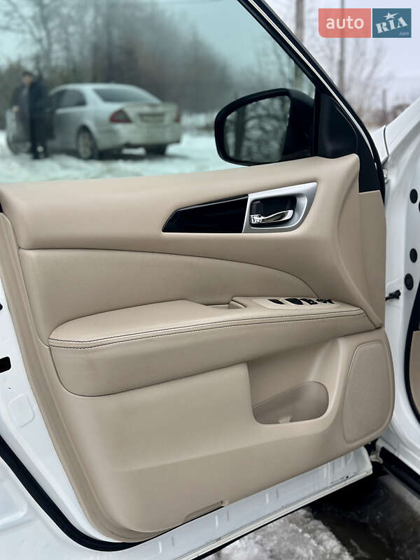 Внедорожник / Кроссовер Nissan Pathfinder 2015 в Черновцах