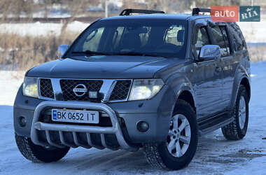 Позашляховик / Кросовер Nissan Pathfinder 2005 в Рівному