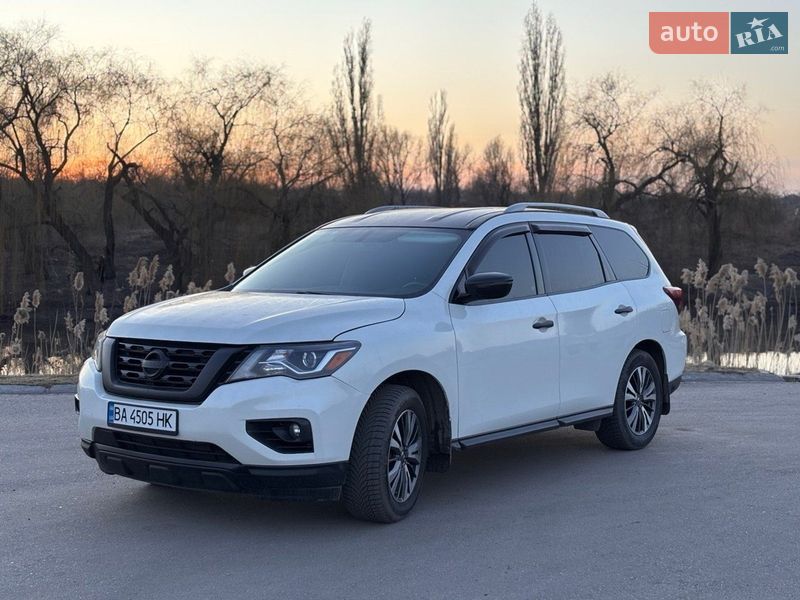 Внедорожник / Кроссовер Nissan Pathfinder 2017 в Александрие