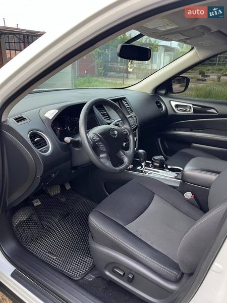 Внедорожник / Кроссовер Nissan Pathfinder 2017 в Александрие