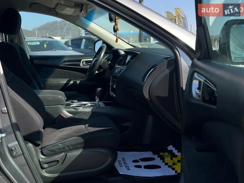 Внедорожник / Кроссовер Nissan Pathfinder 2016 в Ужгороде