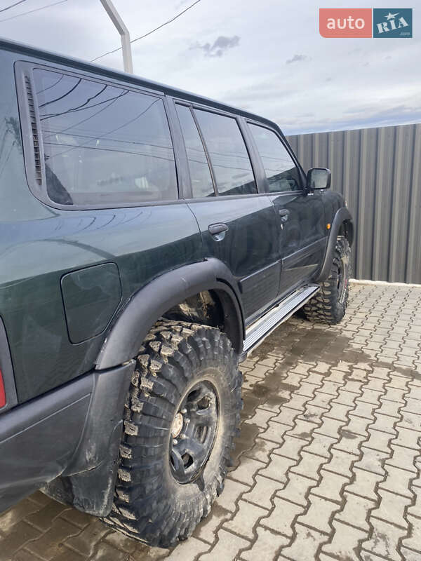 Внедорожник / Кроссовер Nissan Patrol 2000 в Сторожинце