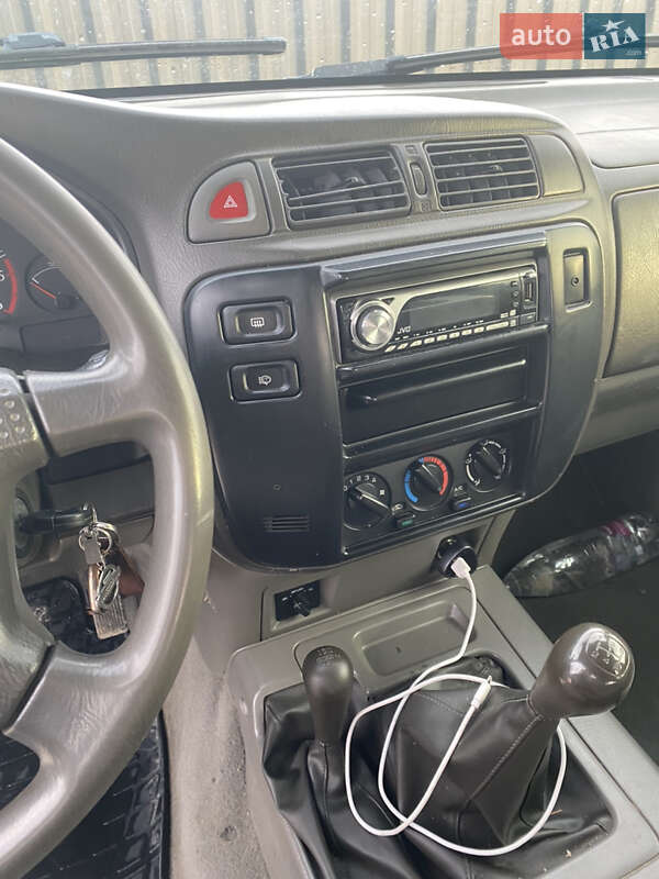 Внедорожник / Кроссовер Nissan Patrol 2000 в Сторожинце