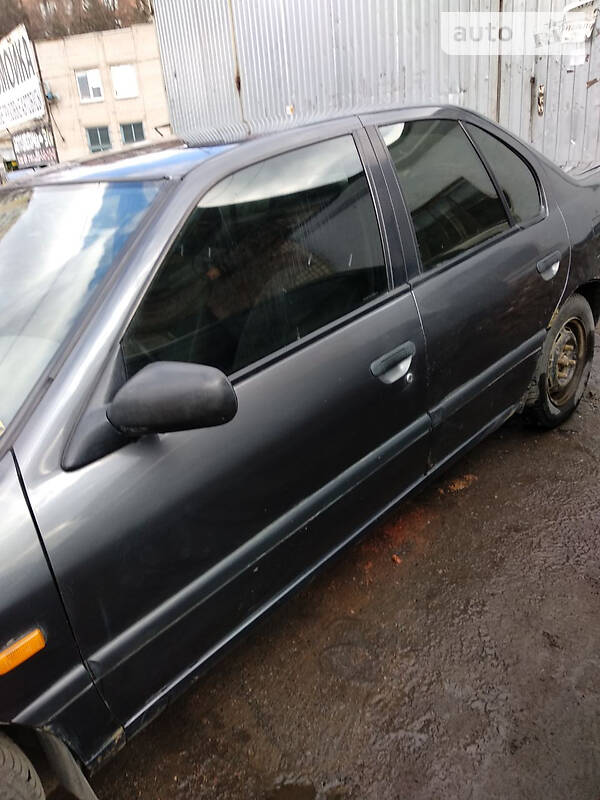 Седан Nissan Primera 1991 в Днепре