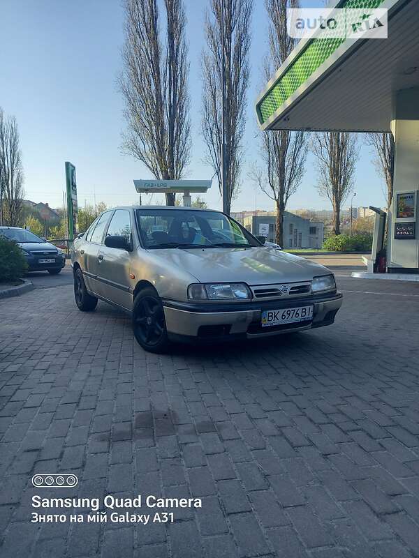 Седан Nissan Primera 1993 в Ровно