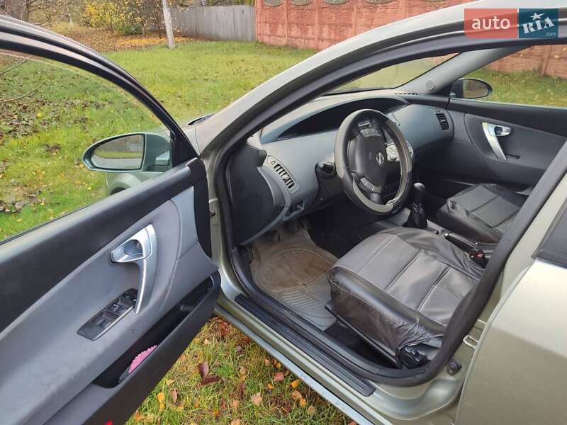 Седан Nissan Primera 2005 в Новомосковську