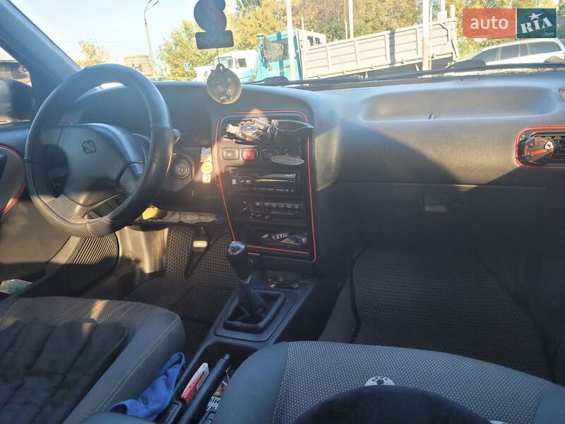 Седан Nissan Primera 1995 в Киеве