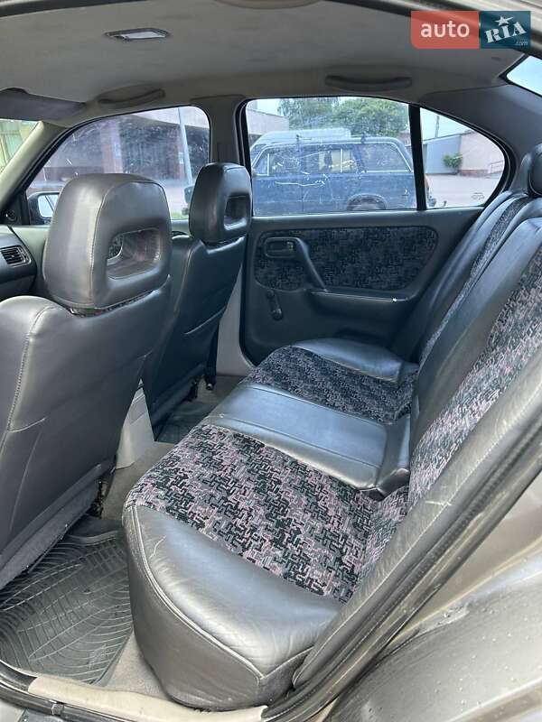 Седан Nissan Primera 2001 в Черняхове