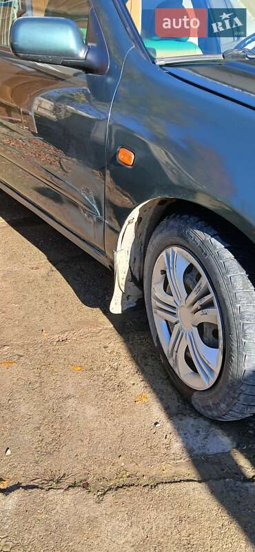 Седан Nissan Primera 2000 в Чернівцях