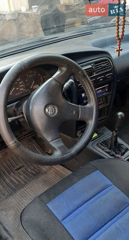 Седан Nissan Primera 1990 в Полтаві