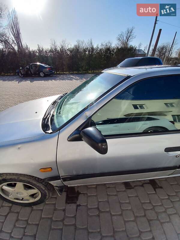 Седан Nissan Primera 1992 в Борщеве