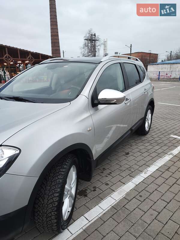 Внедорожник / Кроссовер Nissan Qashqai+2 2011 в Нововолынске