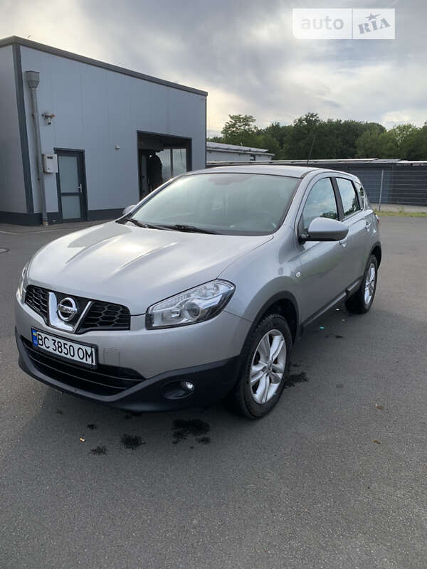 Автомобиль Nissan Qashqai 2011 года в Москве