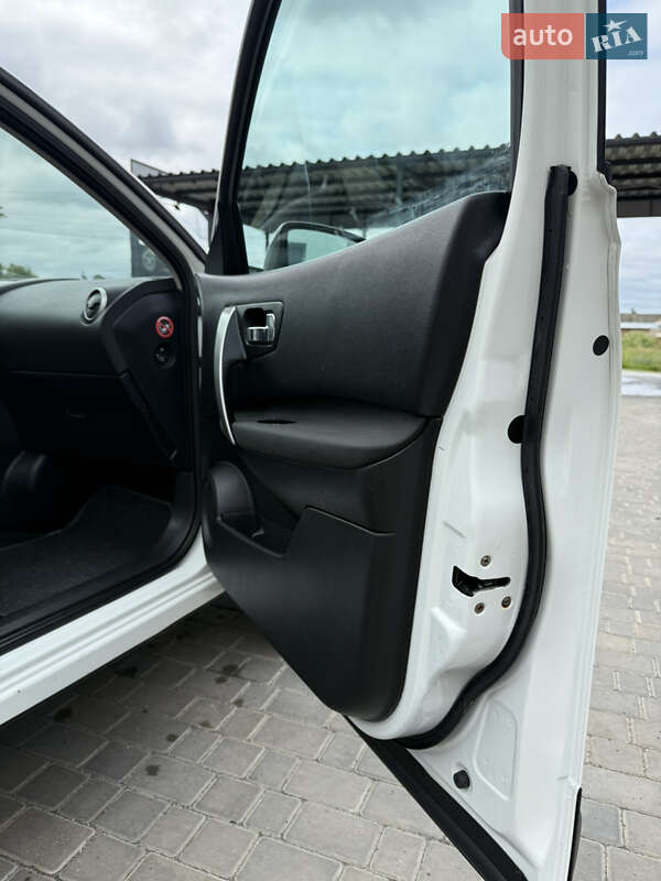 Позашляховик / Кросовер Nissan Qashqai 2011 в Звенигородці
