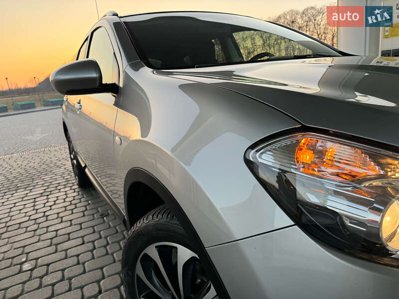 Внедорожник / Кроссовер Nissan Qashqai 2012 в Стрые