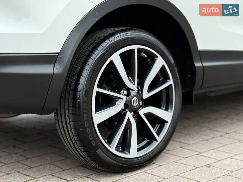 Позашляховик / Кросовер Nissan Qashqai 2015 в Стрию