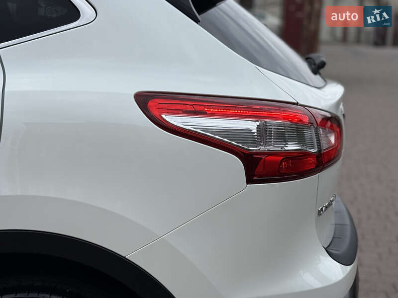 Позашляховик / Кросовер Nissan Qashqai 2015 в Стрию