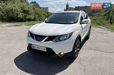 Внедорожник / Кроссовер Nissan Rogue Sport 2017 в Ровно