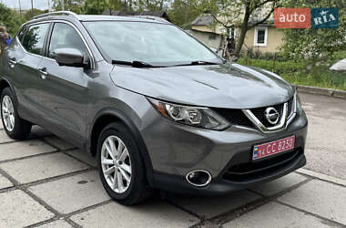 Внедорожник / Кроссовер Nissan Rogue Sport 2017 в 