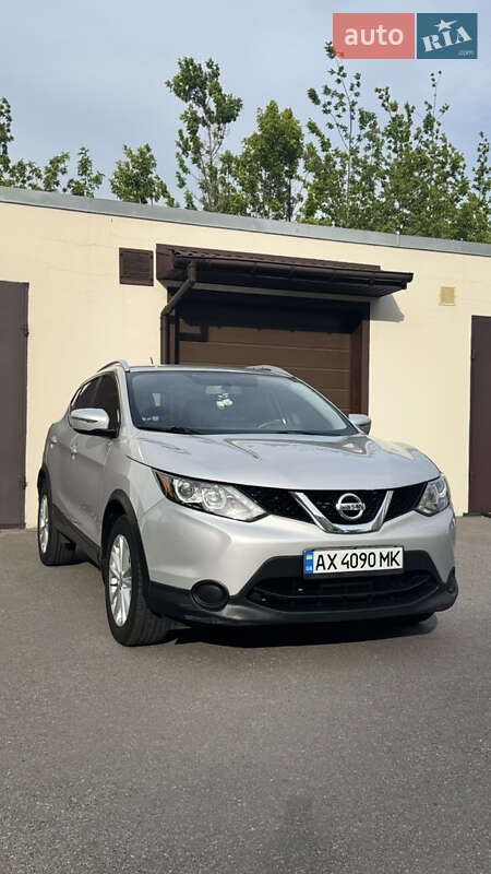 Внедорожник / Кроссовер Nissan Rogue Sport 2017 в 