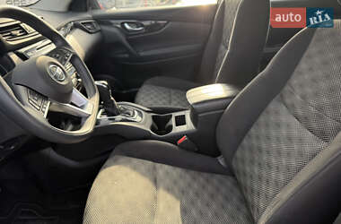 Внедорожник / Кроссовер Nissan Rogue Sport 2017 в 